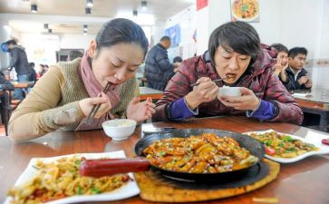 小班健康《吃饭》教案6篇